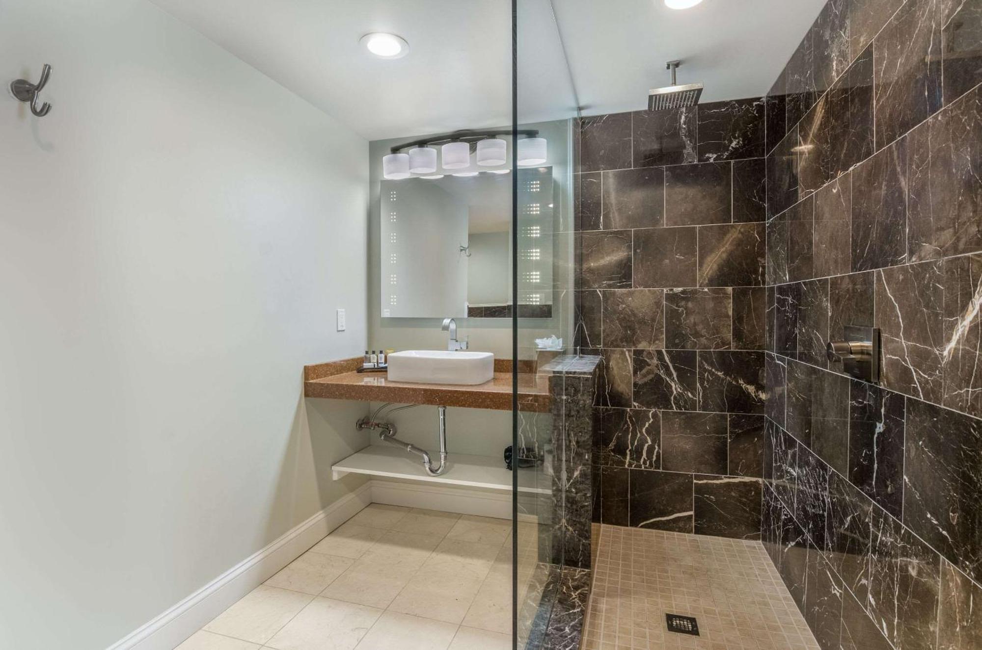 The Gin Hotel, Ascend Collection Hotel 4*